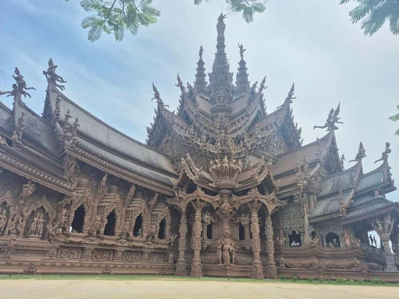 Bangkok: Pattaya Truth Sanctuary Guided Tour & Coral Island - The guide factor: friendly help, but not always the same level of depth