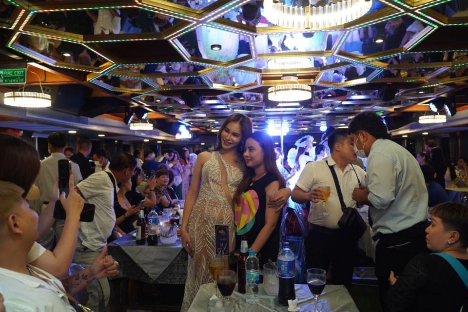 Pattaya: All Star Dinner Cruise, Cabaret Show & Beer Buffet - The boat: Thai teak details with a Shanghai-era look